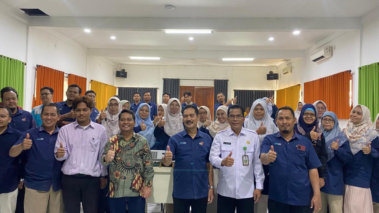 Bersama Peradi, SMK Semen Gresik Gelar Seminar Guru Melek Hukum
